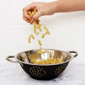 Escorredor de Macarrão de Inox com 20cm - Livon - Imagem 2